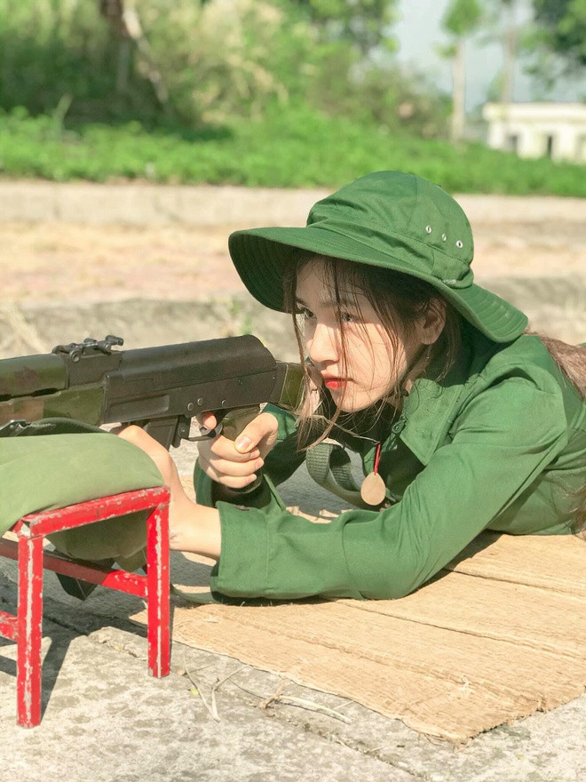 Chỉ qua một vài hình ảnh trong màu áo xanh quân sự, nữ sinh xinh đẹp này được chia sẻ trên nhiều diễn đàn, nhận về nhiều lời khen cho vẻ ngoài của mình.