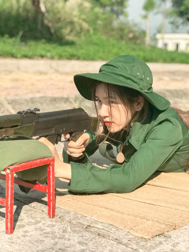 Chỉ qua một vài hình ảnh trong màu áo xanh quân sự, nữ sinh xinh đẹp này được chia sẻ trên nhiều diễn đàn, nhận về nhiều lời khen cho vẻ ngoài của mình.