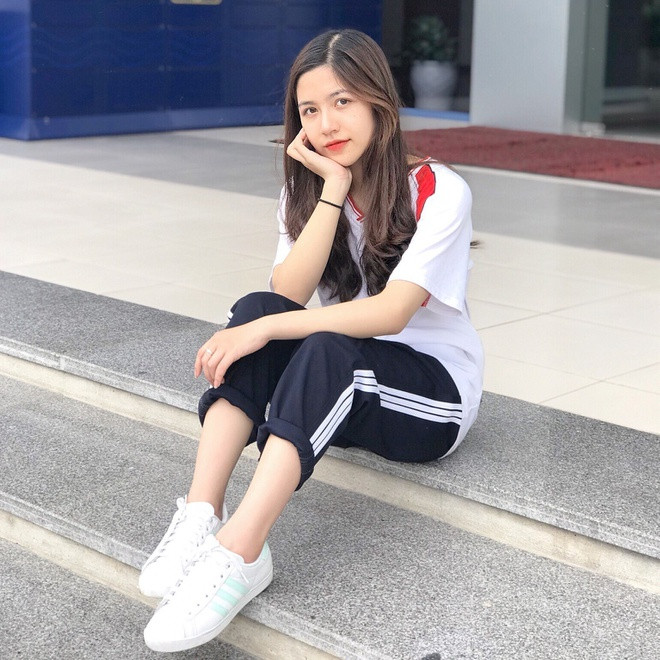 Ngọc Mai sở hữu gương mặt đẹp tựa thiên sứ với cằm chuẩn V-line, đôi mắt to tròn và sống mũi cao thanh tú.