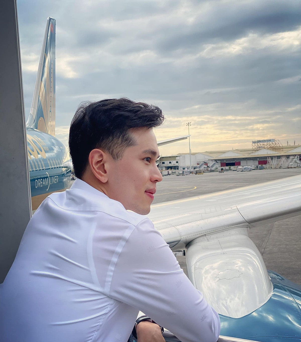 Chang tiep vien tam su ve chuyen bay dac biet den Guinea Xich Dao-Hinh-4