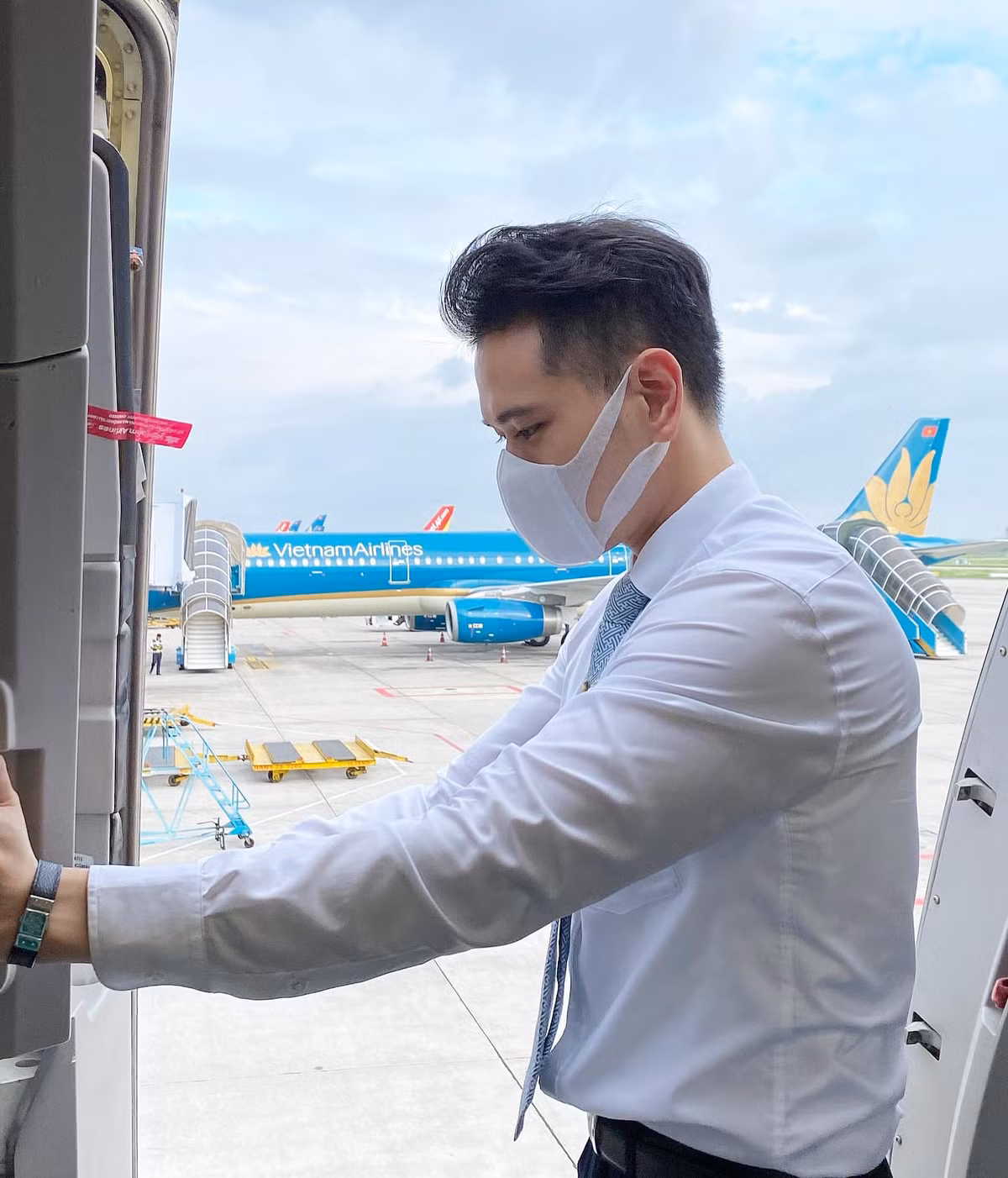 Chang tiep vien tam su ve chuyen bay dac biet den Guinea Xich Dao