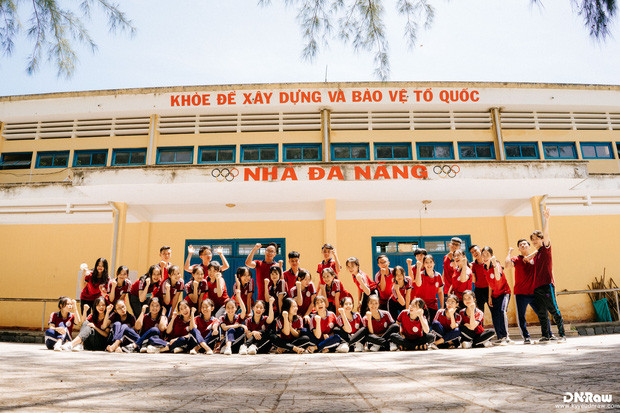 Được biết, các bạn học sinh lớp 12B2 mong muốn tái hiện lại các trò chơi tuổi thơ nên chi phí không hề tốn kém nhưng hiệu ứng mang lại thì quả thực cực ấn tượng.