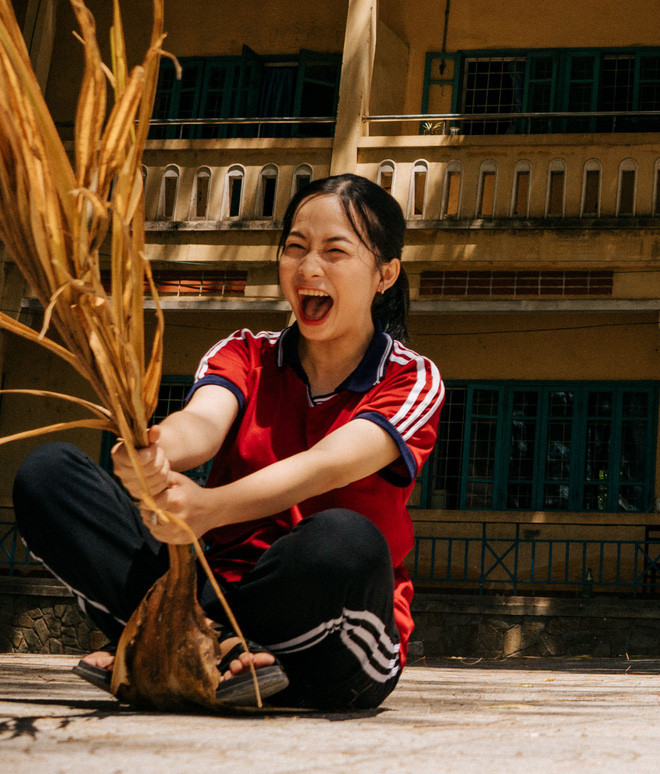 Thay vì việc đầu tư tiền bạc, ý tưởng cho bộ ảnh để đời thì các cô cậu học trò lớp 12B2, trường THPT Phú Bài, Huế lại lựa chọn thực hiện nó ngay trong giờ học thể dục.