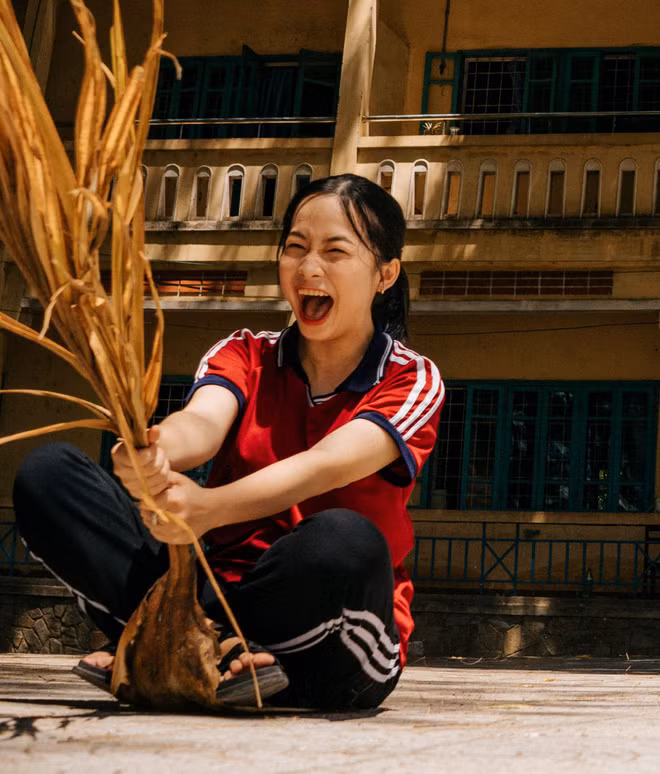 Thay vì việc đầu tư tiền bạc, ý tưởng cho bộ ảnh để đời thì các cô cậu học trò lớp 12B2, trường THPT Phú Bài, Huế lại lựa chọn thực hiện nó ngay trong giờ học thể dục.