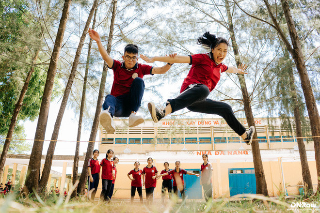 Mỗi tấm ảnh là mỗi khoảnh khắc thể hiện nét vui tươi của những cô cậu học trò.