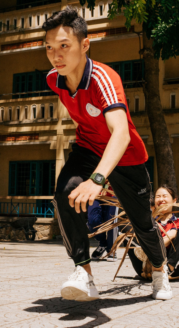 Xuyên suốt bộ ảnh, người xem sẽ cảm nhận được niềm vui tuổi học trò mà các bạn đã trải qua. Mời quý độc giả đón xem thêm video Độc đáo chụp ảnh kỷ yếu theo poster phim - Nguồn: KÊNH VTC1