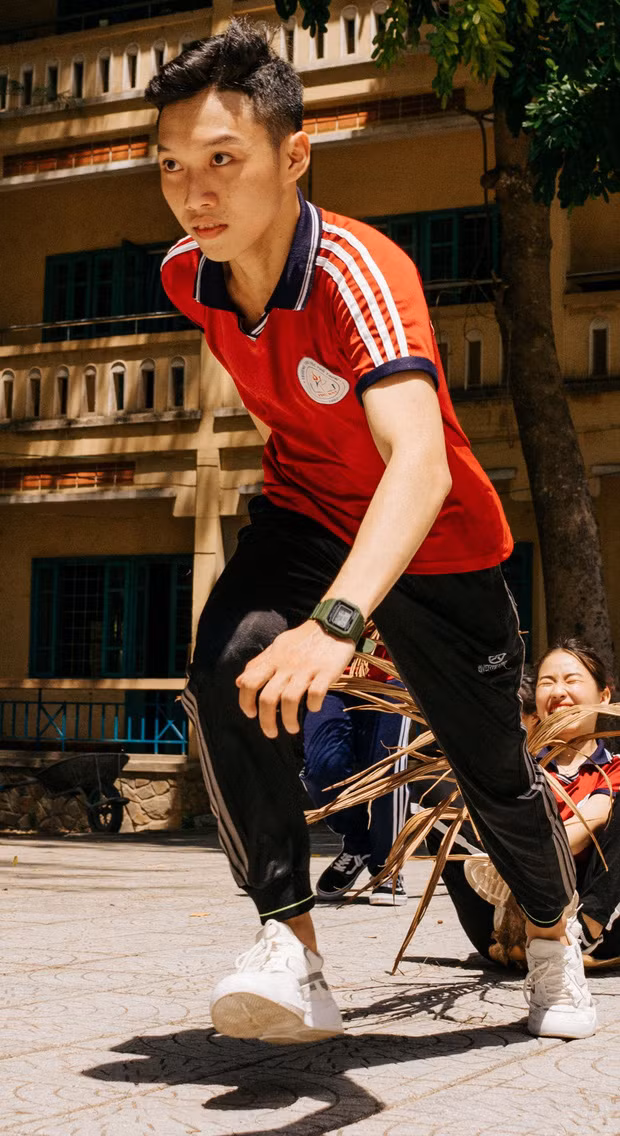 Xuyên suốt bộ ảnh, người xem sẽ cảm nhận được niềm vui tuổi học trò mà các bạn đã trải qua. Mời quý độc giả đón xem thêm video Độc đáo chụp ảnh kỷ yếu theo poster phim - Nguồn: KÊNH VTC1