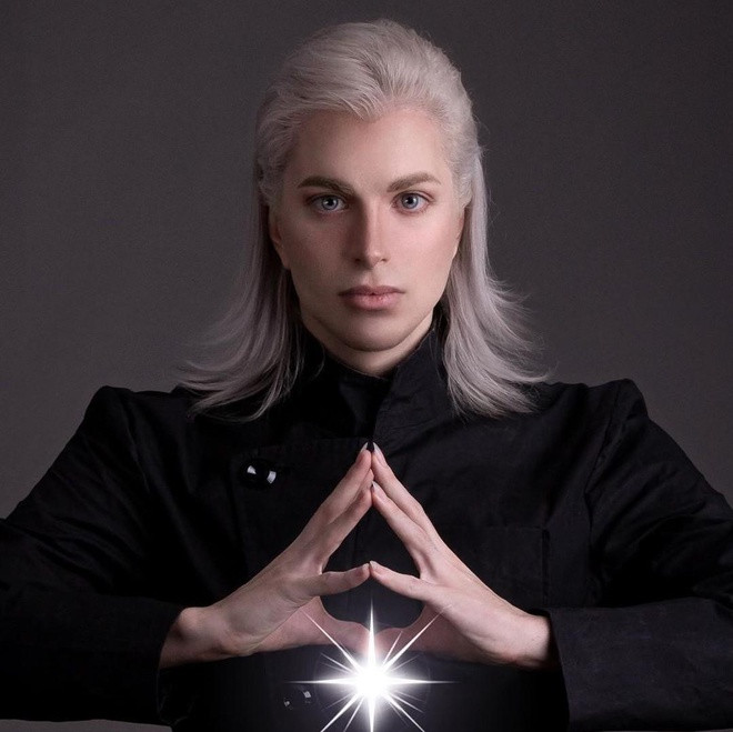 Với đôi tai nhọn hoắt, mắt to và mái tóc bạch kim, Luis Padron (26 tuổi, Argentina) khiến nhiều người chú ý mỗi khi xuất hiện ngoài đường. Đây là kết quả của quá trình phẫu thuật thẩm mỹ để trông giống Pleiadian - sinh vật được cho lai giữa yêu tinh và người ngoài hành tinh - của anh suốt 5 năm qua.