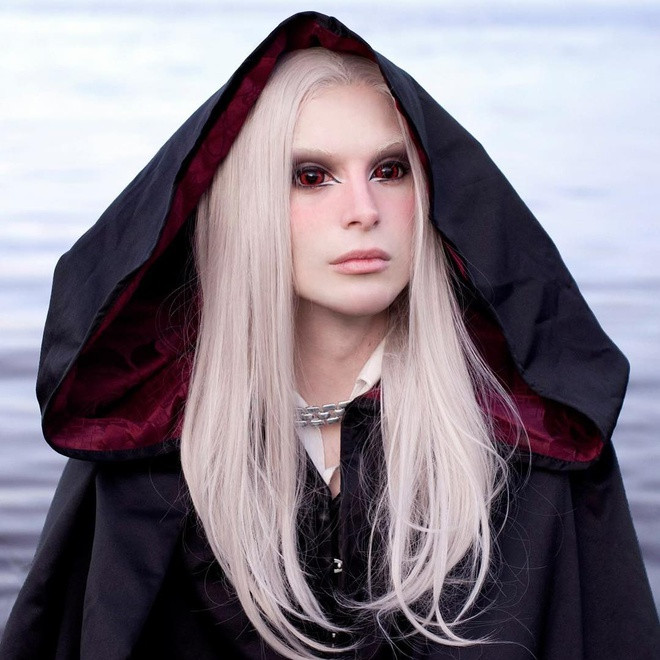 “Họ cắt xương hàm thành 4 phần, sau đó bỏ đi 1 phần nhỏ khỏi xương. Họ gắn chúng lại sao cho hình dáng trông góc cạnh như một viên kim cương. Sau quá trình phẫu thuật thẩm mỹ, tôi phải ăn đồ lỏng trong một tháng trời. Điều này thật khó khăn vì tôi rất thích ăn”, Luis kể.