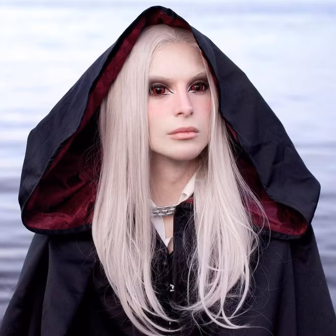 “Họ cắt xương hàm thành 4 phần, sau đó bỏ đi 1 phần nhỏ khỏi xương. Họ gắn chúng lại sao cho hình dáng trông góc cạnh như một viên kim cương. Sau quá trình phẫu thuật thẩm mỹ, tôi phải ăn đồ lỏng trong một tháng trời. Điều này thật khó khăn vì tôi rất thích ăn”, Luis kể.