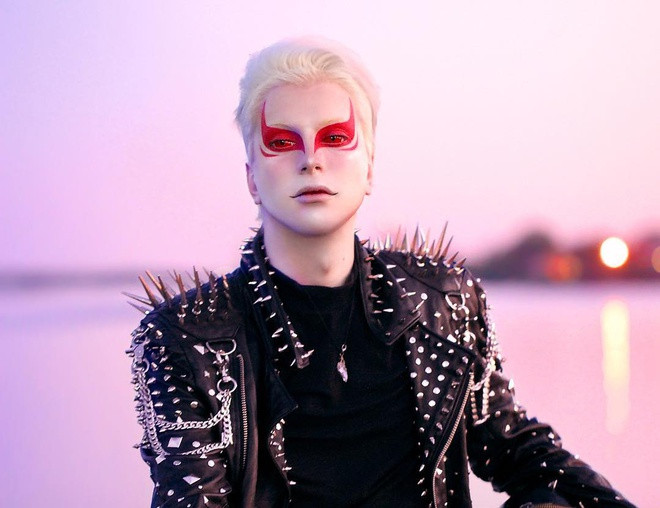 5 năm qua, Luis cũng phải tẩy tóc ít nhất 1 lần/tuần. Gần đây, anh phải cắt bỏ hết lọn tóc dài, nuôi lại để chuẩn bị cho quá trình cấy tóc. Bên cạnh đó, Luis thường xuyên sử dụng kem bôi mặt, kem chống nắng 100 SPF... để có làn da trắng bệch. Vẻ ngoài của anh được hoàn thiện với việc sử dụng kính áp tròng và trang phục đặc biệt. Chàng trai Argentina có bộ sưu tập hơn 500 kính áp tròng với đủ màu sắc.