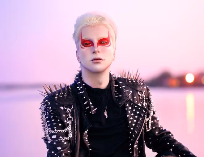 5 năm qua, Luis cũng phải tẩy tóc ít nhất 1 lần/tuần. Gần đây, anh phải cắt bỏ hết lọn tóc dài, nuôi lại để chuẩn bị cho quá trình cấy tóc. Bên cạnh đó, Luis thường xuyên sử dụng kem bôi mặt, kem chống nắng 100 SPF... để có làn da trắng bệch. Vẻ ngoài của anh được hoàn thiện với việc sử dụng kính áp tròng và trang phục đặc biệt. Chàng trai Argentina có bộ sưu tập hơn 500 kính áp tròng với đủ màu sắc.