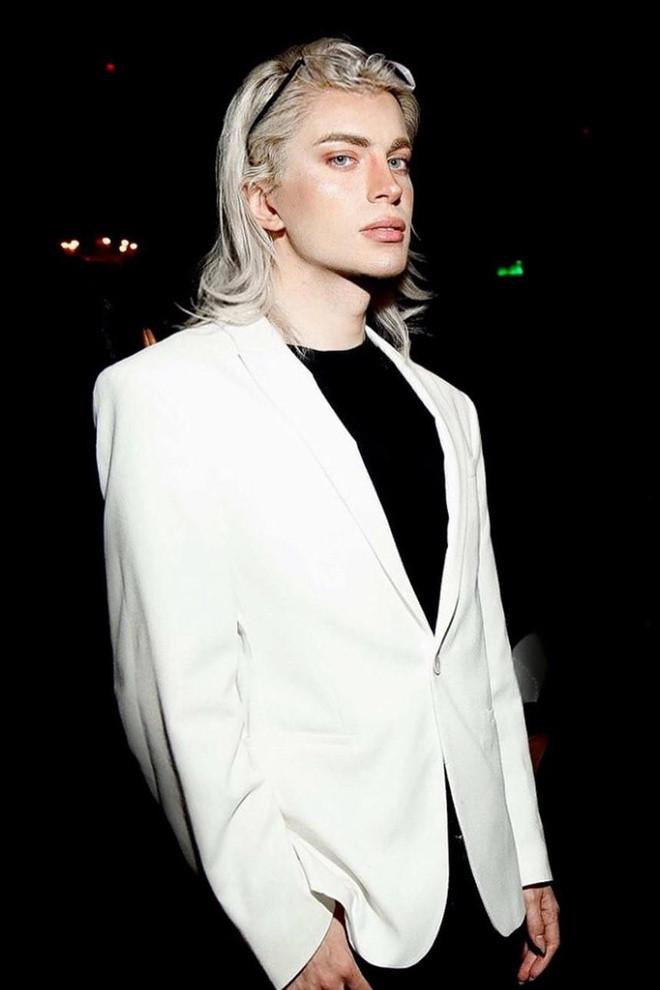 “Thời thiếu niên, tôi biết tới những sinh vật được gọi là Pleiadian. Đó là chủng tộc ở ngoài không gian, mang ngoại hình kết hợp giữa yêu tinh và người ngoài hành tinh. Họ rất xanh xao, cao lớn, có mái tóc dài màu bạc và đôi mắt rất to. Tôi cảm thấy mình muốn đưa nhân vật này ra thế giới đời thực”, Luis nói với Barcroft TV.