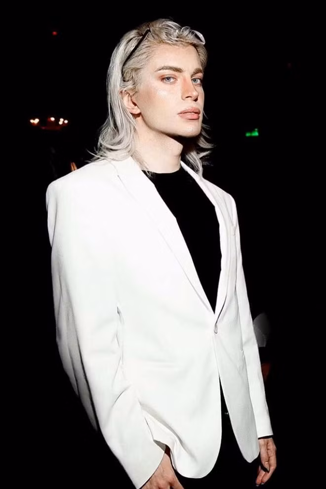 “Thời thiếu niên, tôi biết tới những sinh vật được gọi là Pleiadian. Đó là chủng tộc ở ngoài không gian, mang ngoại hình kết hợp giữa yêu tinh và người ngoài hành tinh. Họ rất xanh xao, cao lớn, có mái tóc dài màu bạc và đôi mắt rất to. Tôi cảm thấy mình muốn đưa nhân vật này ra thế giới đời thực”, Luis nói với Barcroft TV.