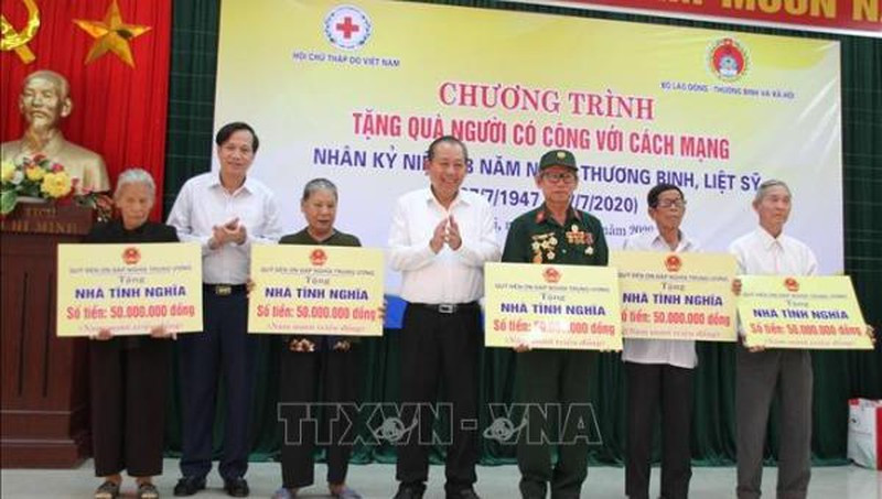 Mãi mãi ghi nhớ công lao to lớn của các anh hùng, liệt sĩ Mai mai ghi nho cong lao to lon cua cac anh hung, liet si