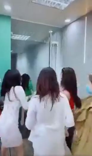 Dù chỉ là một đoạn clip nhỏ với tính chất "mua vui" nhưng clip này nhanh chóng bị "ném đá" nặng nề.