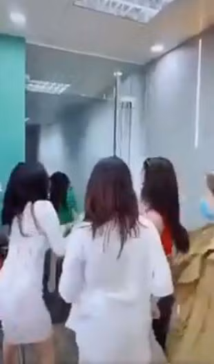 Dù chỉ là một đoạn clip nhỏ với tính chất "mua vui" nhưng clip này nhanh chóng bị "ném đá" nặng nề.