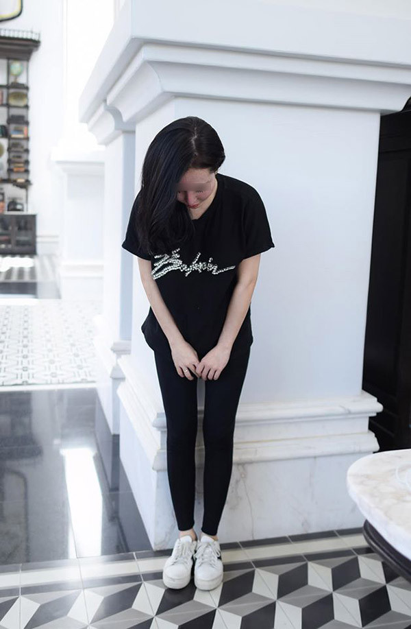 Cô gái này đăng tải hình ảnh cúi đầu xin lỗi đến cộng đồng mạng, đặc biệt là người dân Đà Nẵng. "Một lần nữa xin được gửi lời xin lỗi thật tâm và mong người dân Đà Nẵng sớm kiểm soát được dịch bệnh. Xin lỗi tất cả mọi người về những phiền phức mà T. đã gây ra" - trích từ bài đăng của cô gái trên trang cá nhân.