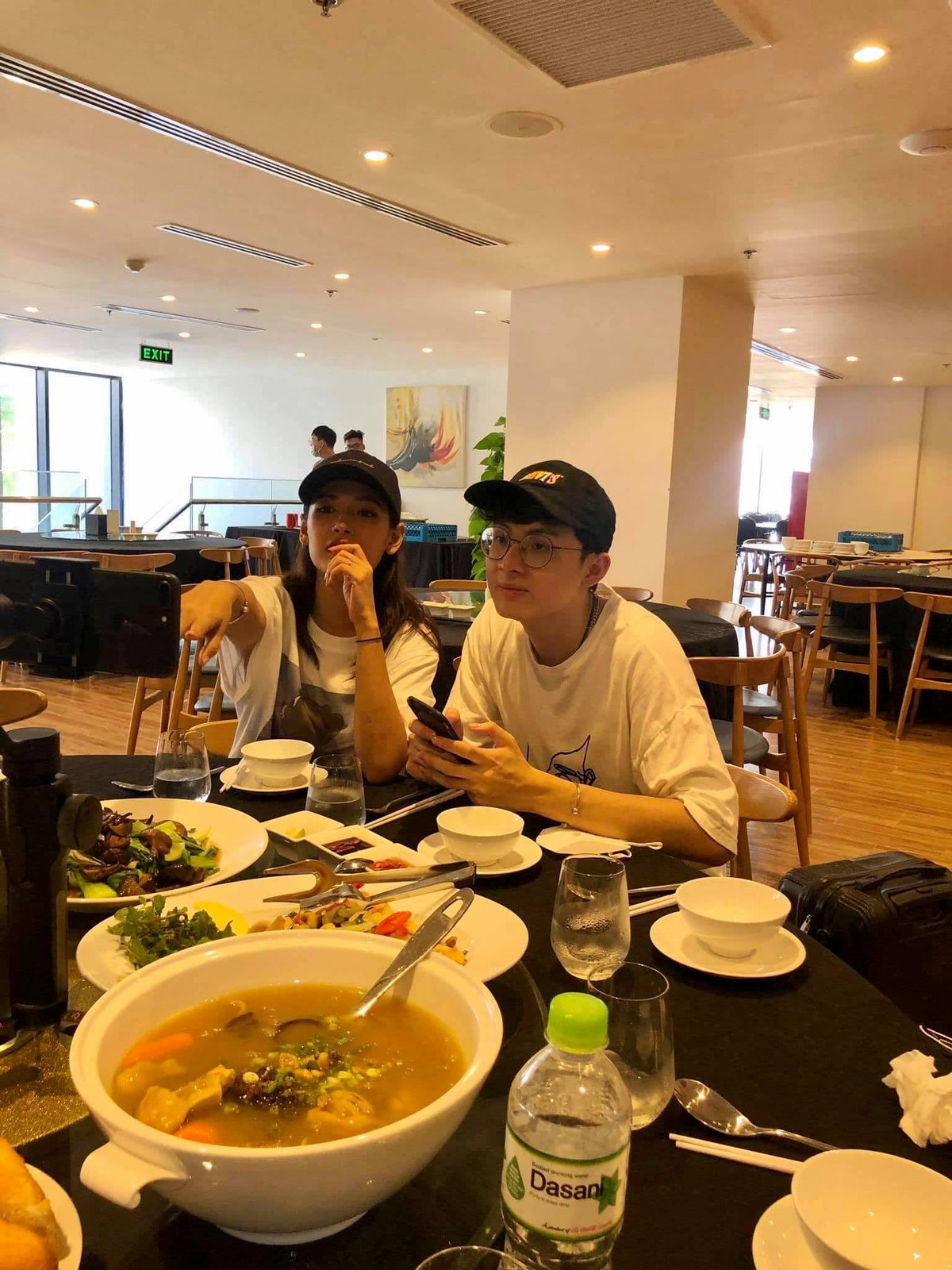 NoWay còn đính kèm bức ảnh chụp cả anh và Cara khá tình tứ diện đồ đôi khi còn ở Đà Nẵng. Thậm chí, cô ca sĩ xinh đẹp còn đùa rằng trong 14 ngày sắp tới ranh thủ tìm hiểu nhau, nhưng thực ra là để học hỏi từ Noway về game.