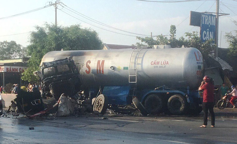 Cũng theo anh Hưng, thời điểm xe bồn “đại náo”, dải phân cách bằng bê tông đã cản phương tiện lại. “Không có dải phân cách thì thảm họa có thể xảy ra vì có nhiều người đi xe máy ở hướng ngược lại”, anh Hưng nói.