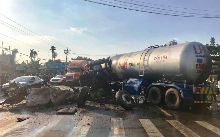 Tài xế phương tiện cũng thoát khỏi xe ngay sau đó. “Cảnh tượng rất khủng khiếp. Tôi thấy xe lao vào dải phân cách với tốc độ rất nhanh tạo tiếng va chạm như bom nổ. Lửa sau đó bùng lên dữ dội, nhiều người sợ bồn nhiên liệu phát nổ nên bỏ chạy tán loạn”, anh Nguyễn Văn Hưng, người chứng kiến vụ việc kể lại.