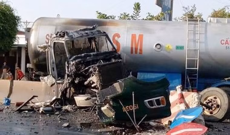 Hien truong kinh hoang xe bon chay ngun ngut tren QL22