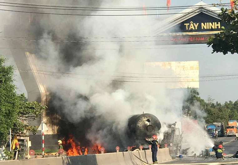 Trước đó cuối giờ chiều ngày 15/2, xe bồn chở nhiên liệu lưu thông trên Quốc lộ 22 hướng từ TP HCM đi Tây Ninh. Khi vừa đến cổng chào tỉnh Tây Ninh (xã An Tịnh, huyện Trảng Bàng, tỉnh Tây Ninh) thì mất kiểm soát tông vào dải phân cách bằng bê tông giữa đường