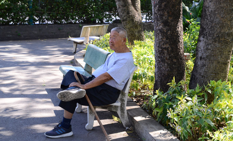 "Trong nhà nóng quá tôi khng6 chịu nỗi, phải ra công viên để tìm chút không khí...", cụ ông này chia sẻ.