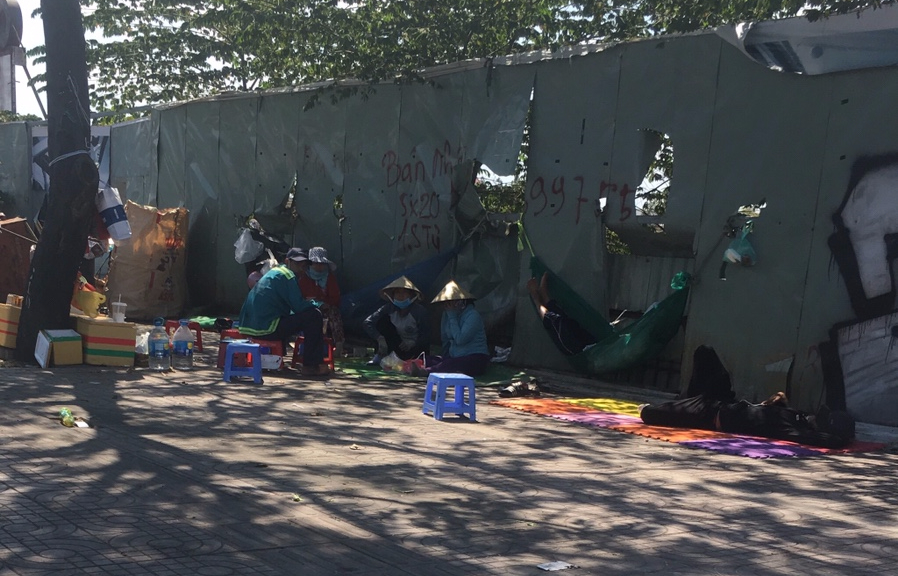 Các khu vực có bóng râm được nhiều người chọn để nghỉ trưa tránh nắng.