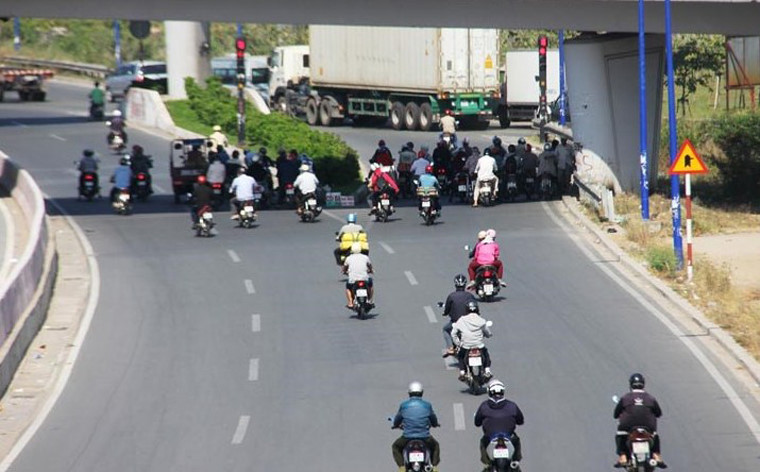 Theo ghi nhận của PV Kiến Thức, từ khoảng 9h sáng trời đã nắng gay gắt, đến giữa trưa thời tiết trở nên nóng bức và ít gió. Nhiều người dân khi ra đường phải che chắn kín mít với khẩu trang và kính râm.