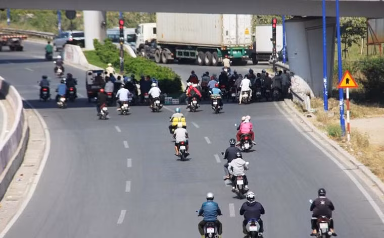 Theo ghi nhận của PV Kiến Thức, từ khoảng 9h sáng trời đã nắng gay gắt, đến giữa trưa thời tiết trở nên nóng bức và ít gió. Nhiều người dân khi ra đường phải che chắn kín mít với khẩu trang và kính râm.