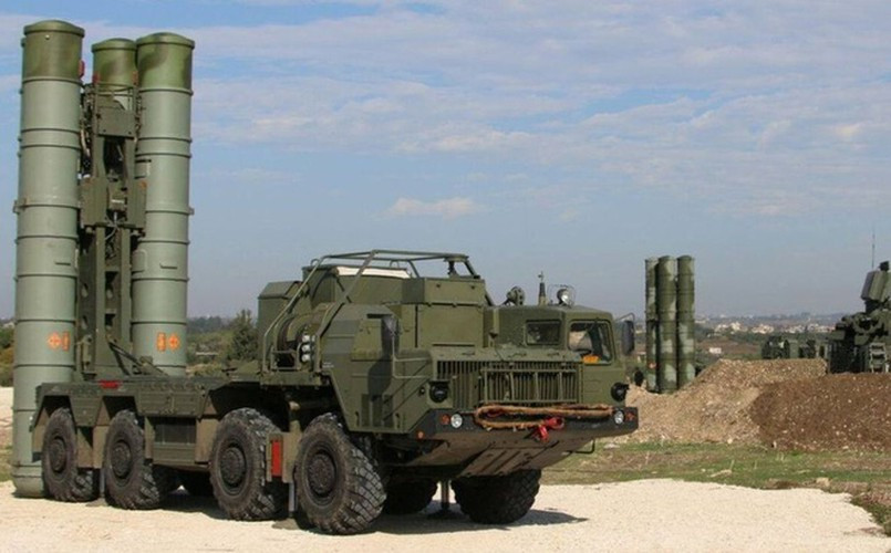 Theo Almaz-Antey, một biến thể mới của S-400 được tạo ra để có thể làm việc trong điều kiện khí hậu nóng, phiên bản "nhiệt đới hoá" này được phát triển trên cơ sở các thử nghiệm của Triumf ở Syria.