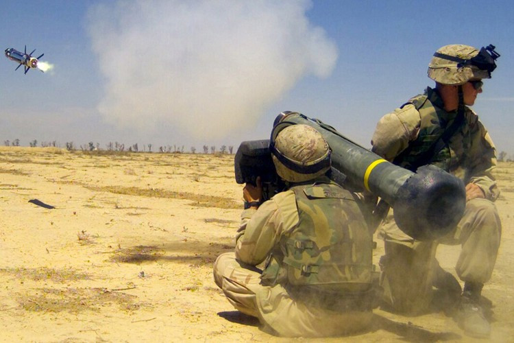 Hệ thống Javelin có trọng lượng 22kg, trong đó tên lửa nặng 11,8kg, đầu đạn 8,4kg với thuốc nổ cực mạnh để phá hủy mục tiêu là xe tăng hạng nặng.