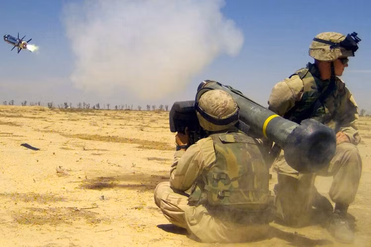 Hệ thống Javelin có trọng lượng 22kg, trong đó tên lửa nặng 11,8kg, đầu đạn 8,4kg với thuốc nổ cực mạnh để phá hủy mục tiêu là xe tăng hạng nặng.