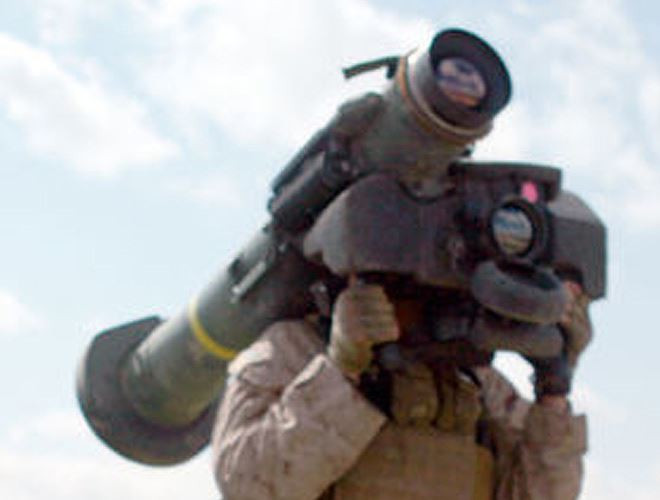 Tên lửa Javelin sẽ bay lên cao trên mục tiêu, rồi đột ngột lao xuống với tốc độ rất lớn để phá hủy phần nóc của xe tăng. Đây là nơi có giáp mỏng nhất nhằm giảm trọng lượng xe, giúp xe cơ động tốt trên chiến trường.