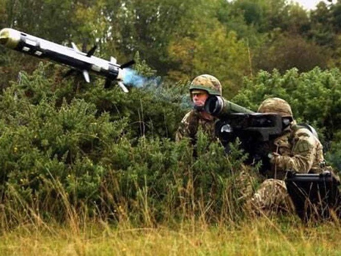 Tầm tác chiến của tên lửa Javelin từ 25m-2.500m.