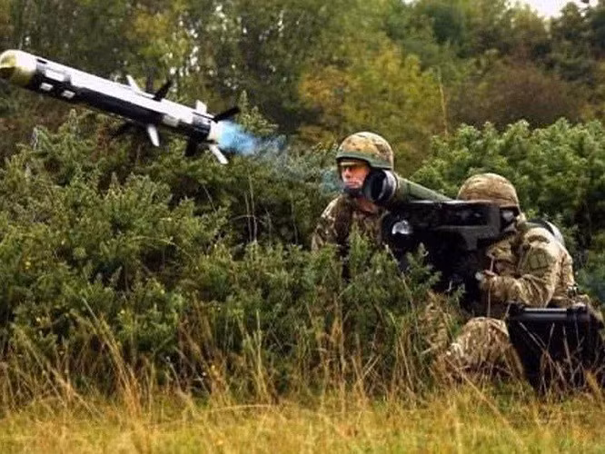 Tầm tác chiến của tên lửa Javelin từ 25m-2.500m.