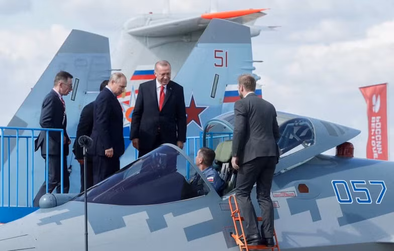 Ban đầu hầu hết nhận định cho rằng chi phí của tiêm kích Su-57E phiên bản thương mại sẽ vào khoảng 150 triệu USD, tuy nhiên trên thực tế chiếc máy bay chiến đấu tàng hình của Nga hóa ra đắt gần gấp đôi.