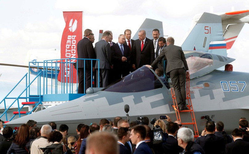 Trang Avia nói rõ "Bộ Quốc phòng Algeria đã ký hợp đồng mua 14 máy bay chiến đấu Su-57E và trở thành khách hàng đầu tiên của chiếc tiêm kích tàng hình thế hệ 5 hàng đầu của quân đội Nga".