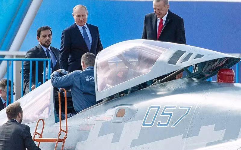 "Không quân Algeria cũng đã ký 2 hợp đồng khác để mua sắm tổng cộng 14 máy bay ném bom tiền tuyến Su-32, đi kèm với 14 tiêm kích đa năng Su-35S".