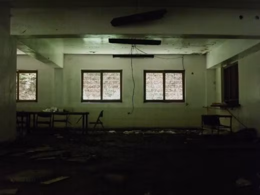 Dưới sàn nhà là hàng trăm mảnh kính vỡ - “tác phẩm” của các bệnh nhân tâm thần 15 năm về trước. Không ai biết được điều gì diễn ra trong đầu họ vào thời điểm đó. Ở một số phòng bệnh vẫn còn vương vãi những quyển truyện tranh, những nét vẽ nguệch ngoạc trên tường. Trong văn phòng của các y bác sĩ vẫn còn những chiếc áo khoác, áo blouse trắng mắc trên tường.