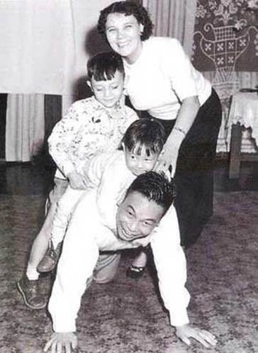 Tưởng Kinh Quốc, Tưởng Phương Lương cùng hai con.