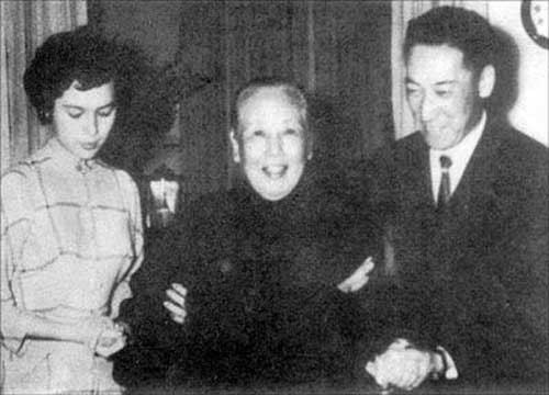 Vợ bé của Tưởng Giới Thạch Diêu Dã Thành (giữa) cùng vợ chồng Tưởng Vĩ Quốc.