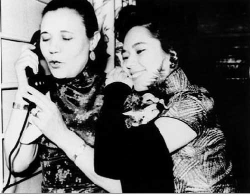 Ảnh chụp vào năm 1950, Tưởng Phương Lương đang nói chuyện điện thoại, con gái Tưởng Hiếu Chương đứng bên cạnh.