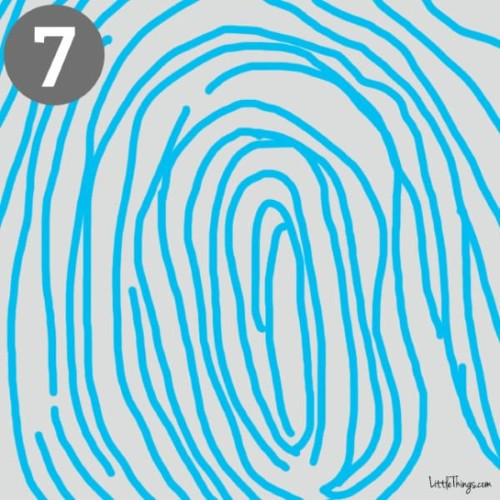 7. Hình bầu dục đồng tâm: Những người có dấu vân tay giống hình bầu dục dài, có hai tam giác điểm thường là mẫu người tham vọng, thích ganh đua, ghét thất bại, chú ý đến từng chi tiết. Họ sắp xếp thời gian và quản lý tài chính rất tốt. Họ là những người kỹ lưỡng và có chính kiến.