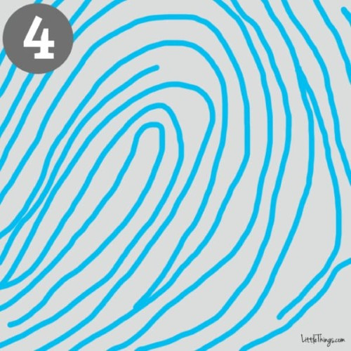 4. Hình thác nước chảy nghiêng về ngón cái: Những người có vân tay giống hình thác nước chảy về phía ngón tay cái với một tam giác điểm là những người suy nghĩ độc lập và khéo léo, thích đi ngược lại đa số. Đôi khi họ cũng rất táo bạo, nổi loạn nhưng lại dễ mềm lòng. Họ có tố chất lãnh đạo và có óc phán đoán tốt.