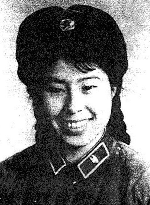 Lưu Tố Viên là một trong những bạn nhảy của Mao Trạch Đông, là người thôn Tây Giao Đại Thanh thành phố Thẩm Dương tỉnh Liêu Ninh, đầu tiên bà gia nhập đoàn văn công chính trị Không quân quân khu Thẩm Dương, sau đó theo đoàn gia nhập Tổng đoàn đoàn văn công chính trị Không quân, đảm nhiệm vị trí diễn viên múa, trong một vài vở ca kịch cũng được đóng những vai phụ không tên. Năm 1958, bà đến Trung Nam Hải khiêu vũ, năm đó bà 18 tuổi, và có mối quan hệ đặc biệt với Mao Trạch Đông, sau này đặc biệt là trong thời kỳ cách mạng văn hóa, bà có vai trò nhất định trong những chuyện, những lời Mao Trạch Đông từng nói, từng làm, cho đến nay trong một số tác phẩm văn học và một số bài văn khi nhắc đến những chuyện này đều không ít thì nhiều nhắc đến tên bà.