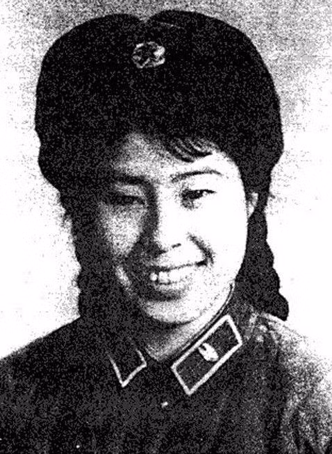 Lưu Tố Viên là một trong những bạn nhảy của Mao Trạch Đông, là người thôn Tây Giao Đại Thanh thành phố Thẩm Dương tỉnh Liêu Ninh, đầu tiên bà gia nhập đoàn văn công chính trị Không quân quân khu Thẩm Dương, sau đó theo đoàn gia nhập Tổng đoàn đoàn văn công chính trị Không quân, đảm nhiệm vị trí diễn viên múa, trong một vài vở ca kịch cũng được đóng những vai phụ không tên. Năm 1958, bà đến Trung Nam Hải khiêu vũ, năm đó bà 18 tuổi, và có mối quan hệ đặc biệt với Mao Trạch Đông, sau này đặc biệt là trong thời kỳ cách mạng văn hóa, bà có vai trò nhất định trong những chuyện, những lời Mao Trạch Đông từng nói, từng làm, cho đến nay trong một số tác phẩm văn học và một số bài văn khi nhắc đến những chuyện này đều không ít thì nhiều nhắc đến tên bà.