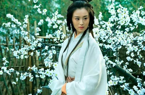 Chuyên này xảy ra đối với Tiểu Kiều trong “Đổng Tước thâm tỏa Nhị Kiều”. Biết rằng Nhị Kiều xinh đẹp như tiên nữ, nhưng mấy người biết rằng, nàng có một cuộc gặp gỡ kì lạ như thế. Cô gái nhỏ từng yên tâm vì có lời hứa của người ta, đồng thời nói rõ với cha nàng. Nhưng tiếc là cha nàng qua đời quá sớm, làm hỏng chuyện tốt của con gái, về tình và lý đều không được như ý, phải gả cho Chu Lang.