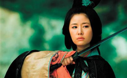 Tôn đại tiểu thư biết rõ đạo lý này, cho dù huynh trưởng của cô bắt cô kết hôn thật hay kết hôn giả, dù sao khi đã bước vào nhà họ Lưu thì sẽ trở thành người nhà họ Lưu, coi đại nghiệp của Lưu tiên sinh là trách nhiệm của mình, giúp đỡ Lưu Bị hết sức mình, hoàn toàn là một nữ trung hào kiệt mưu lược để làm chủ bản thân. Nhưng đáng tiếc, người phụ nữ hào tình như thế, trước hết lại là quân cờ của Tôn Quyền (gả cho Lưu Bị là lối thoát duy nhất), tiếp đó lại là quân cờ trong tay Lưu Bị (gả vào nhà danh môn), hoàn toàn không thể làm chủ bản thân, chỉ để lại cho người đời sau một tiếng thở dài, than tiếc.